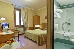 ローマにあるホテル ミュージアムのベッドとバスルーム付きのホテルルームです。