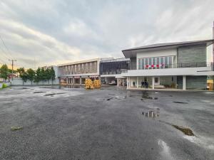 an empty parking lot in front of a building at Graha Martadinata Syariah Mitra RedDoorz in Tasikmalaya