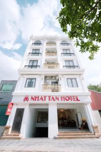 a white building with a nishi tan hotel at Nhật Tân Hotel Triển Lãm VEC - Đông Anh in Dong Anh
