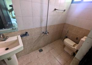 ein Badezimmer mit Dusche, Toilette und Waschbecken in der Unterkunft New Islamabad Hotel in Islamabad + 67 Fotos