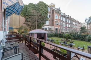 - un balcon avec un kiosque et un bâtiment dans l'établissement Hotel Port, à Rotterdam