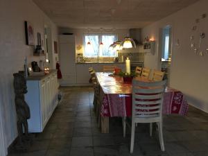 Η κουζίνα ή μικρή κουζίνα στο Sov Godt i Arnborg Bed & Breakfast