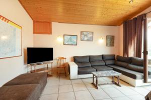 a living room with a couch and a tv at Els Castellers in Sant Pau dʼOrdal