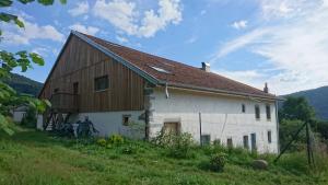 un granero blanco grande con techo de madera en Le Solé Bassurois, en Basse-sur-le-Rupt