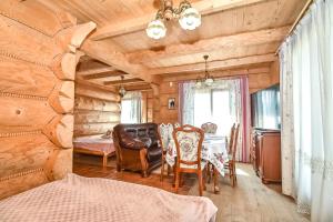a dining room with a table and chairs in a room at Willa Anna Bukowina Jacuzzi & Sauna in Bukowina Tatrzańska