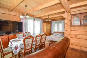 a dining room with a table and chairs and a bed at Willa Anna Bukowina Jacuzzi & Sauna in Bukowina Tatrzańska