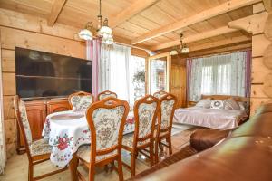 a dining room with a table and chairs and a bedroom at Willa Anna Bukowina Jacuzzi & Sauna in Bukowina Tatrzańska