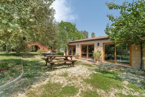 a picnic table in a yard next to a building at Agriturismo Amoler in Mirano