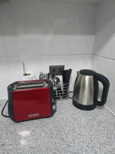 a kitchen counter with a toaster and a tea kettle at Apartamento Céntrico y Equipado in Concepción
