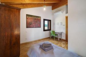 a bedroom with a bed and a desk and a table at Agriturismo Amoler in Mirano
