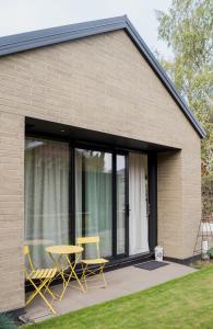 a patio with a table and chairs in front of a house at Charlie Browns Clyde Studio in Clyde