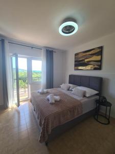 a bedroom with a bed with two towels on it at Kuća za odmor Virgo in Opanci