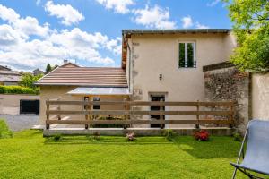 a house with a fence in front of a yard at Comme à la maison ! in Matour