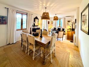 a dining room with a table and chairs at La Villa Bohème Piscine Jardin Vue Luberon in Oppède