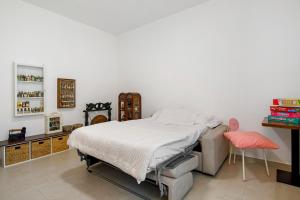 a bedroom with a bed and a table at Appartamento Zia Nena in Zelo Buon Persico