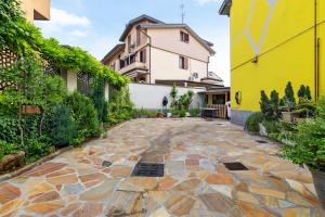 a stone walkway in the courtyard of a house at Appartamento Zia Nena in Zelo Buon Persico