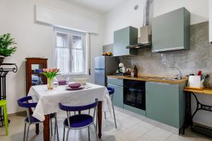 a kitchen with a table and blue cabinets at Appartamento Zia Nena in Zelo Buon Persico