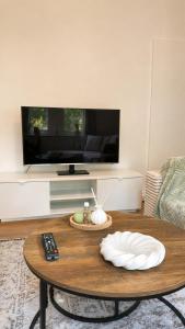 ein Wohnzimmer mit Couchtisch und Fernseher in der Unterkunft Cloud Quarters 3 in Amley