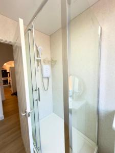 eine Dusche mit Glastür im Badezimmer in der Unterkunft Cloud Quarters 3 in Amley