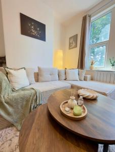 ein Wohnzimmer mit Sofa und Tisch in der Unterkunft Cloud Quarters 3 in Amley