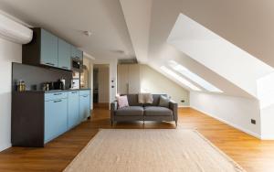 a living room with a couch and a kitchen at Limehome Gelsenkirchen Hochstr in Gelsenkirchen