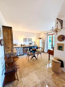a living room with a table and a kitchen at La Villa Bohème Piscine Jardin Vue Luberon in Oppède +21 photos