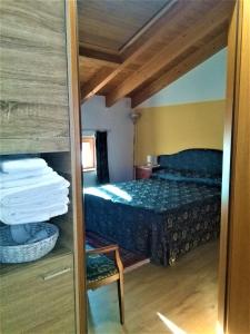 ein kleines Schlafzimmer mit einem Bett und einem Schrank in der Unterkunft B&B Paradiso in Negrar