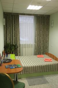 1 dormitorio con cama, mesa y ventana en Hotel Stara Zagora, en Samara