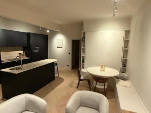 a kitchen with a counter and a table and chairs at Duin & Zee in Ostend