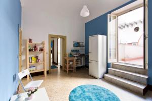 eine Küche mit blauen Wänden und einem Kühlschrank in der Unterkunft Moon Light Hostel in Palermo