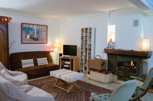 a living room with a couch and a fireplace at Chez Lucie en Touraine in Montlouis-sur-Loire