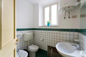 ein Badezimmer mit Toilette, Waschbecken und Fenster in der Unterkunft Moon Light Hostel in Palermo + 23 Fotos