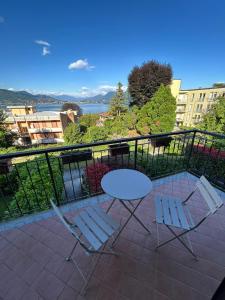 a table and two chairs on a balcony with a view at Nice Gecko in Baveno