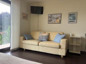 a living room with a couch and a window at Nice Gecko in Baveno
