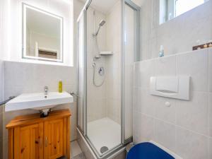 a bathroom with a shower and a sink at Feriendorf Rugana - Klassik 1-Raum Ferienwohnung mit Terrasse B59 in Dranske +8 photos
