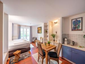 a bedroom with a bed and a table in a room at Feriendorf Rugana - Klassik 1-Raum Ferienwohnung mit Terrasse B59 in Dranske