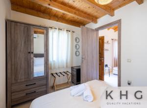 a bedroom with a king sized bed and a sliding door at Jerrys House in Asos