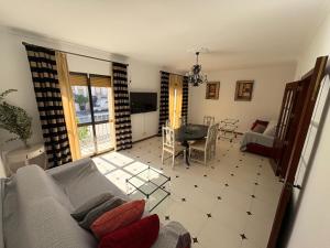 a living room with a couch and a table at Bulevar Carlos III in La Carlota