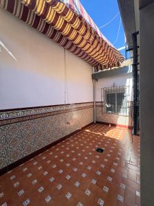 an empty room with a tile floor and a roof at Bulevar Carlos III in La Carlota