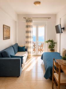 ein Wohnzimmer mit Sofa und Tisch in der Unterkunft Evilion studios in Region Ilia