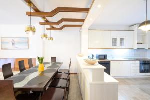 a kitchen and dining room with a table and chairs at Cleopatra Residence in Perea