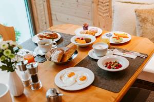 ein Tisch mit Eiern und Frühstücksspeisen in der Unterkunft Das Verwall Finest Apartments in Lech am Arlberg + 59 Fotos
