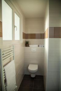 Phòng tắm tại The Originals City, le Relais des Carnutes Brezolles Verneuil sur Avre