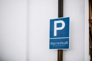 ein blaues Parkschild an der Seite eines Gebäudes in der Unterkunft Das Verwall Finest Apartments in Lech am Arlberg