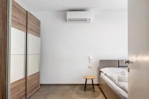 a small bedroom with a bed and a table at Richard´s Home Auer in Auer