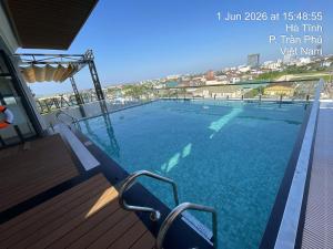 a swimming pool on the deck of a cruise ship at Hai Dang Hotel Ha Tinh in Hà Tĩnh