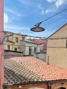 Draufsicht auf ein Ziegeldach mit einer Lampe in der Unterkunft DammHouse in Campobasso