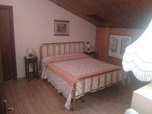 een slaapkamer met een bed en twee nachtkastjes bij Albergo Capriolo in Sestola