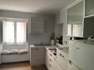 eine Küche mit Spüle und Herd Oberer Backofen in der Unterkunft DammHouse in Campobasso