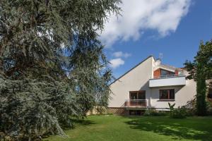 a view of the house from the yard at Chambres hôtes Le Champ Des Oiseaux in Rochechouart